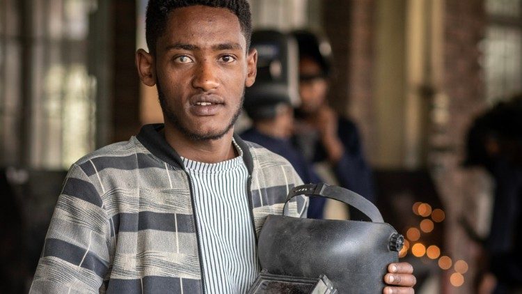 Endashaw Tesfaye, der auf der Suche nach Arbeit aus dem Süden Äthiopiens nach Addis Abeba gekommen ist, arbeitet jetzt als Aufseher in einer Schweißerwerkstatt. Foto: Giovanni Culmone / Gsf