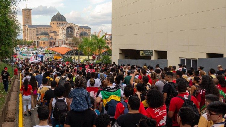 Milhares de jovens participaram da Romaria no Santuário de Aparecida