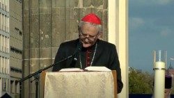 El cardenal Zuppi durante la oración de los cristianos en el encuentro de Berlín "La audacia de la paz"