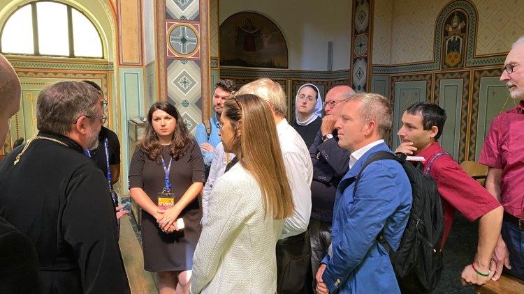 Los periodistas conversan con el arzobispo Shevchuk
