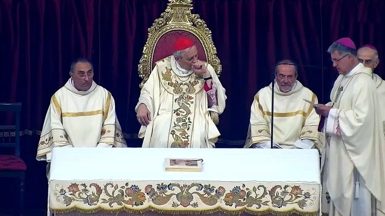Il cardinale Zuppi mentre ascolta il ricordo di Puglisi fatto dall'arcivescovo Lorefice
