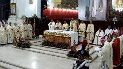 Um momento da celebração eucarística presidida pelo cardeal Zuppi, em Palermo