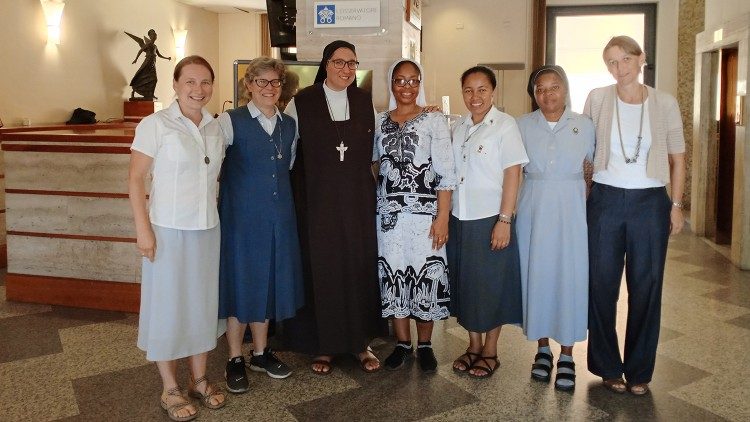 Seis practicantes del Proyecto Pentecostés con Nataša Govekar (derecha), Directora teologico pastoral del Dicasterio, y Sor Bernadette Reis (segunda por la izquierda), supervisora del proyecto.