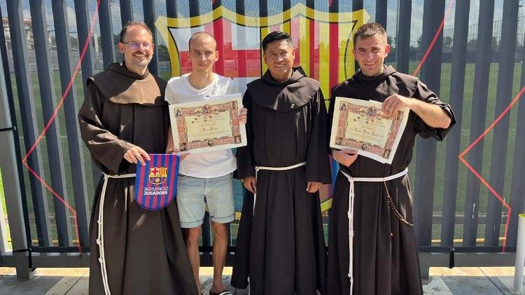 Marco Mendoca szerzetestestvér, a Nemzetközi Pápai Mária Akadémia titkára és Berhidai Piusz ferences tartományfőnöke átadja az okleveleket az új tiszteletbeli tagoknak