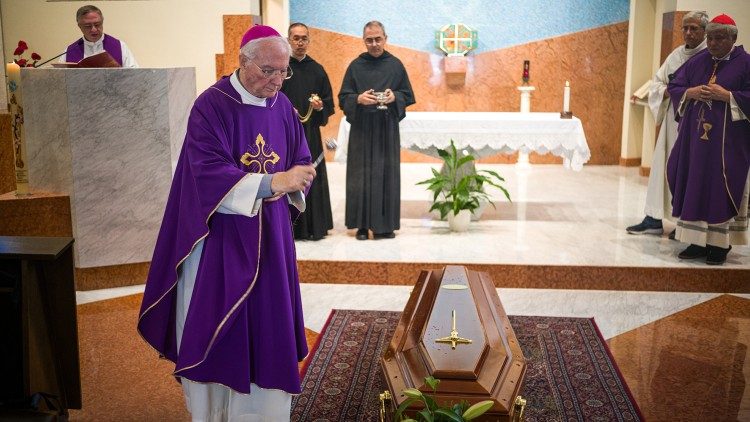 Mons. Marini počas pohrebu (Foto: Matteo Pernaselci)