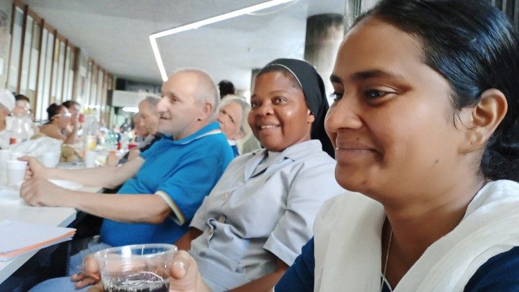 Praktikanten des Pfingstprojekts nehmen an einem kreativen Schreibtreffen teil, das die Caritas Rom für Obdachlose veranstaltet
