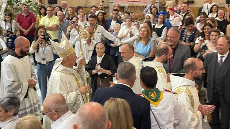 I fedeli abbracciano il nuovo vescovo