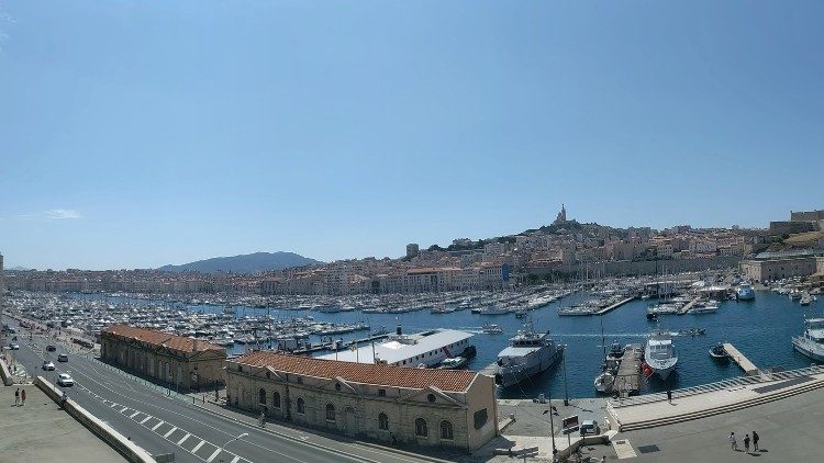 Pohled na marseilleský přístav a mariánskou baziliku nad městem