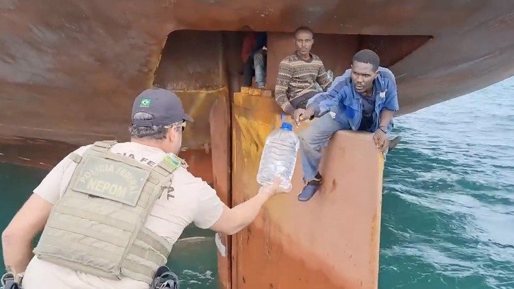 De l'eau, du pain et du sucre sont les premières choses que la police fédérale brésilienne a données aux quatre clandestins nigérians. Roman Ebimene est celui qui a pris le risque de se pencher hors du navire pour appeler à l'aide (image tirée d'une vidéo enregistrée par la police fédérale brésilienne).