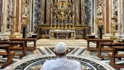 Папата пред иконата на Дева Мария Salus Populi Romani в базиликата "Санта Мария Маджоре"
