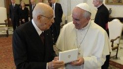 Papež Frančišek in Giorgio Napolitano med srečanjem v Vatikanu, 8. junija 2013