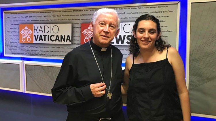 Valentina Vidal y Monseñor Noel Londoño en el Estudio 9 de Radio Vaticana.
