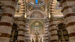Notranjost katedrale Naše Gospe Varuhinje