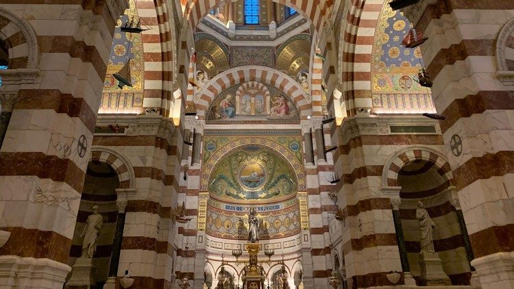 Notranjost katedrale Naše Gospe Varuhinje