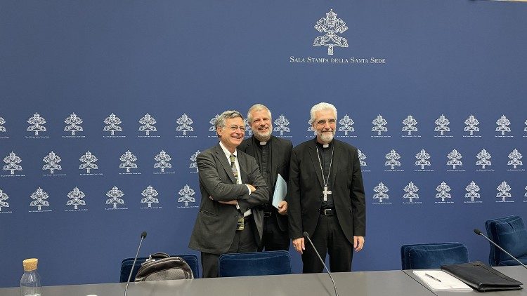 Los relatores en la reunión informativa en la Sala de Prensa del Vaticano