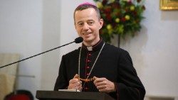 Lucsok Péter Miklós OP, munkácsi megyéspüspök rózsafüzér ima közben  