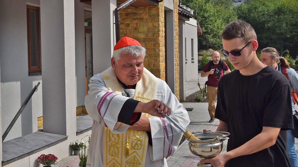 El cardenal Konrad Krajewski consagra y abre unca casa de acogida para madres e hijos sin hogar en Leopoli, en septiembre de 2022