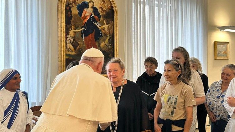 Il Papa saluta a Santa Marta un gruppo di donne accolte nel Dono di Maria