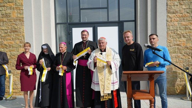 2023.09.23Benedizione della Casa per le donne e bambini a Lviv con la partecipazione di cardinale Krajewski e nunzio Kulbokas