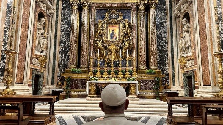 Papa reza na Basílica de Santa Maria Maior
