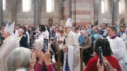 Đức Hồng y Michael Czerny cử hành Thánh lễ Ngày Thế giới Người Di dân và Tị nạn tại Vương cung thánh đường Đức Bà de la Garde ở Marseille 