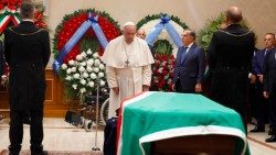 Papež František v senátní pohřební síni vzdává poctu bývalému italskému prezidentovi