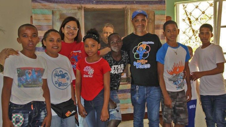 I missionari salesiani con i bambini a Santo Domingo