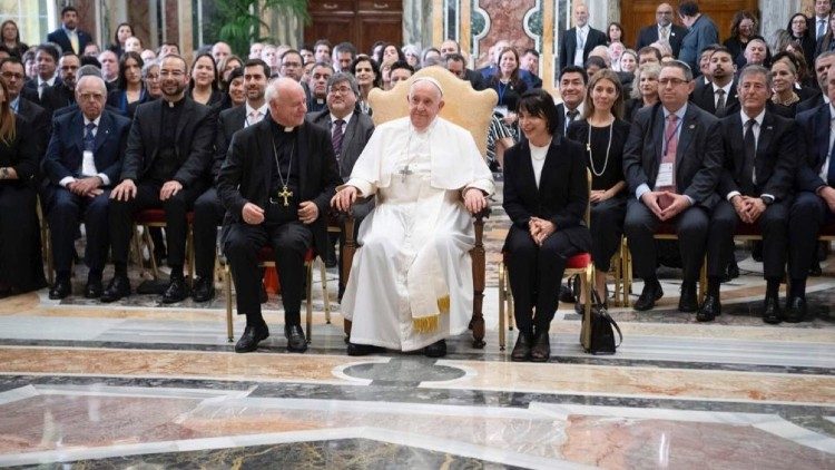 François avec les recteurs des universités d'Amérique latine, aux côtés de Mgr Vincenzo Paglia et d'Emilce Cuda