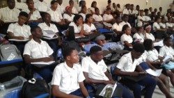 Jovens estudantes numa Escola de São Tomé e Príncipe