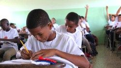 I salesiani offrono un'educazione ai bambini di Santo Domingo