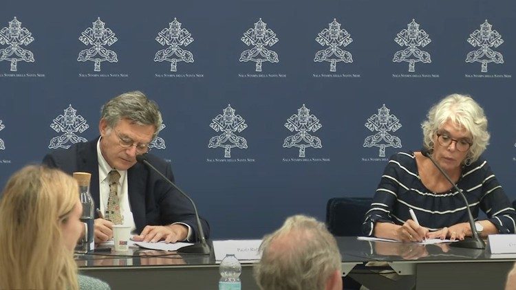 Präfekt Paolo Ruffini und Christiane Murray, Vize-Leiterin des vatikanischen Pressesaales 