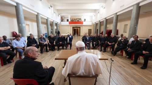 Francesco incontra alcuni sacerdoti in una parrocchia a Primavalle