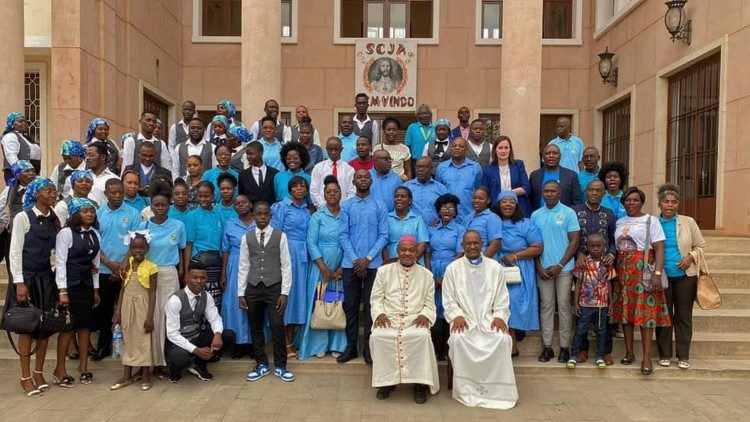 Dom Vicente Kiazico, Bispo de Mbanza Congo (Angola) com membros da pastoral dos migrantes e itinerantes