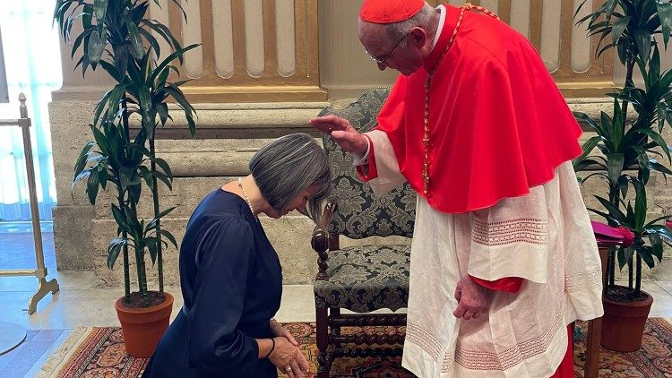 Il cardinale Brislin benedice una donna