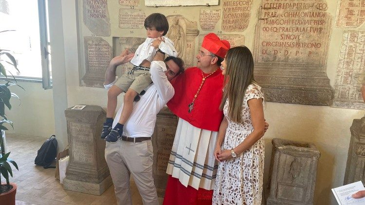 Il cardinale Aguiar in posa per una foto con una famiglia