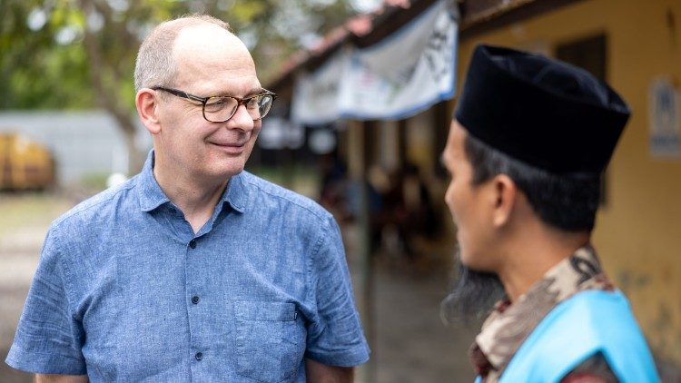 Brother Michael Schöpf talks to a refugee in a JRS mission