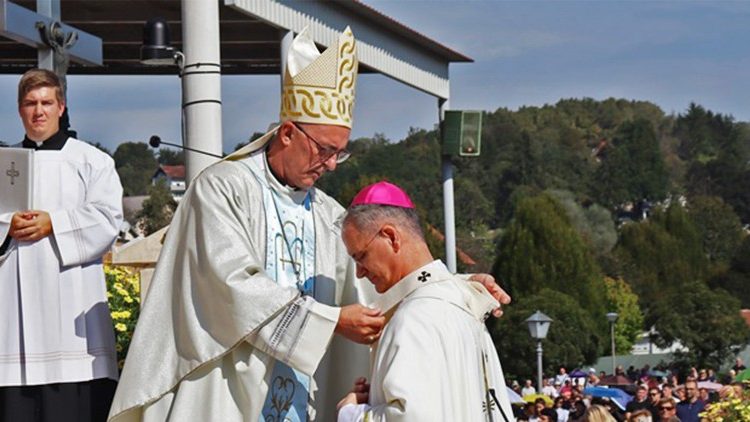 Apostolski nuncij Giorgio Lingua stavlja palij na ramena nadbiskupu Draženu Kutleši (Foto: Tiskovni ured Zagrebačke nadbiskupije)