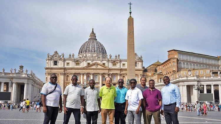 Grupo de Missionários Espiritanos na Praça de São Pedro (Roma)