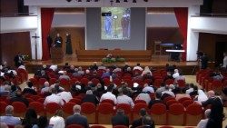 Účastníci synodálneho zhromaždenia vo Fraterna Domus v Sacrofane počas duchovných cvičení