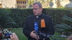 Bischof Georg Bätzing bei dem Treffen mit Journalisten an diesem Mittwoch in Rom