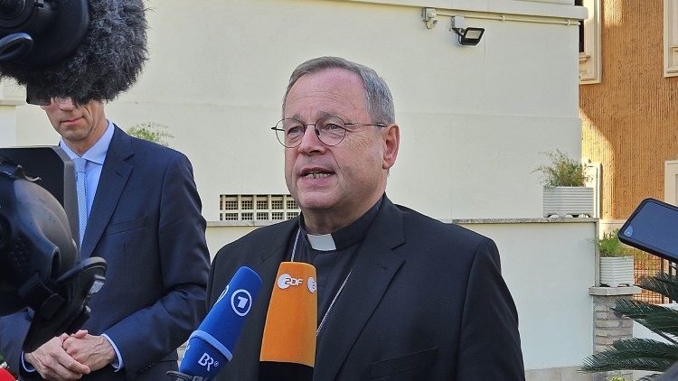 Bischof Bätzing bei einer Begegnung mit Journalisten
