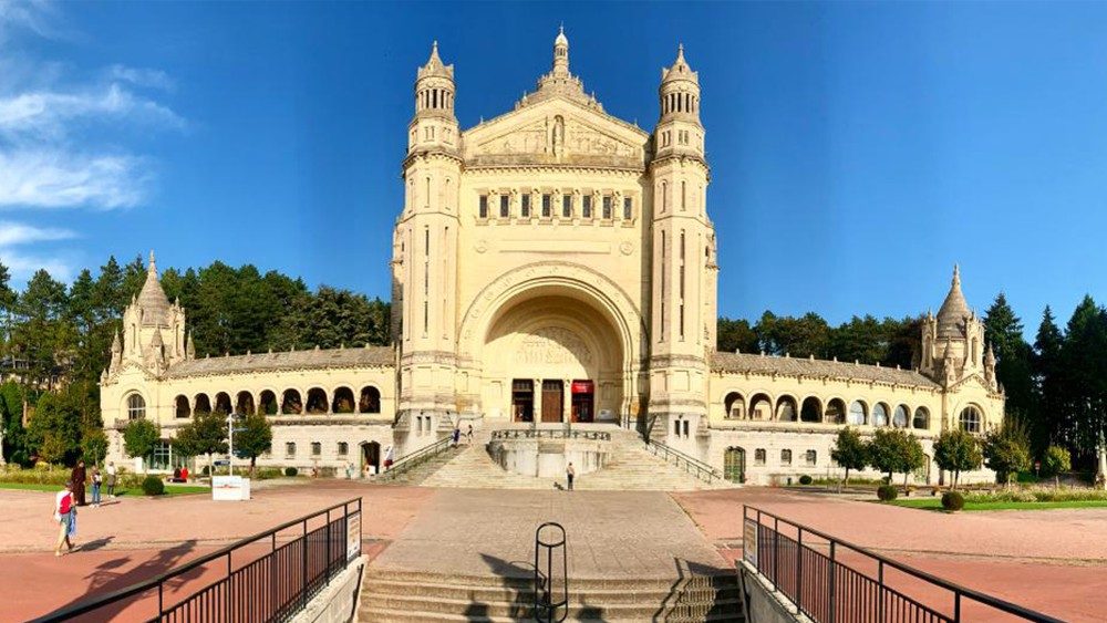 bazilica din Lisieux, în Franța, dedicată Sfintei Tereza a Pruncului Isus