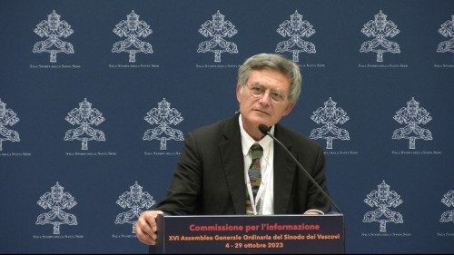 Paolo Ruffini, préfet du dicastère pour la Communication du Saint-Siège, président de la Commission d'information du Synode, à la Salle de presse du Saint-Siège, le 5 octobre 2023.