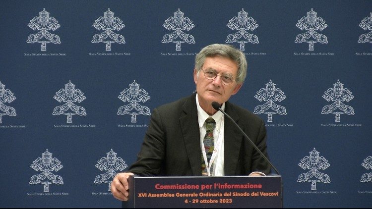 Paolo Ruffini na briefingu synodalnym. 5.10.2023