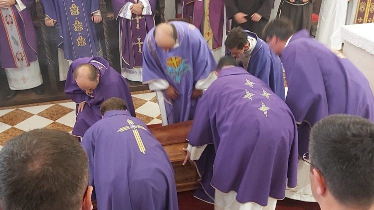 Polaganje posmrtnih ostataka mons. Slobodana Štambuka u hvarskoj katedrali (Foto: don Mili Plenković)
