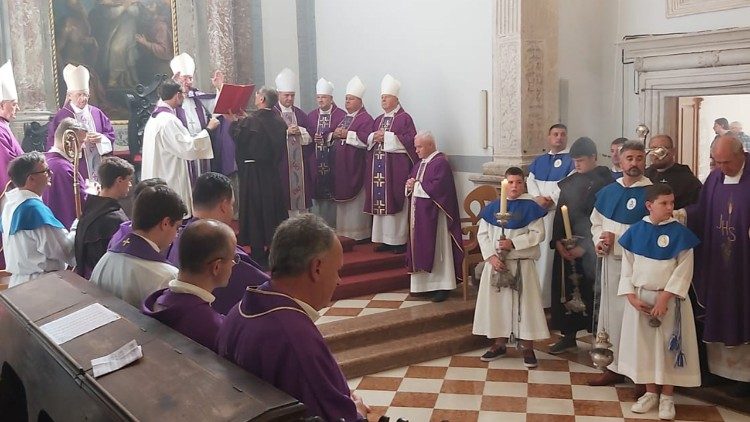 Sprovodni obred u hvarskoj katedrali (Foto: don Mili Plenković)