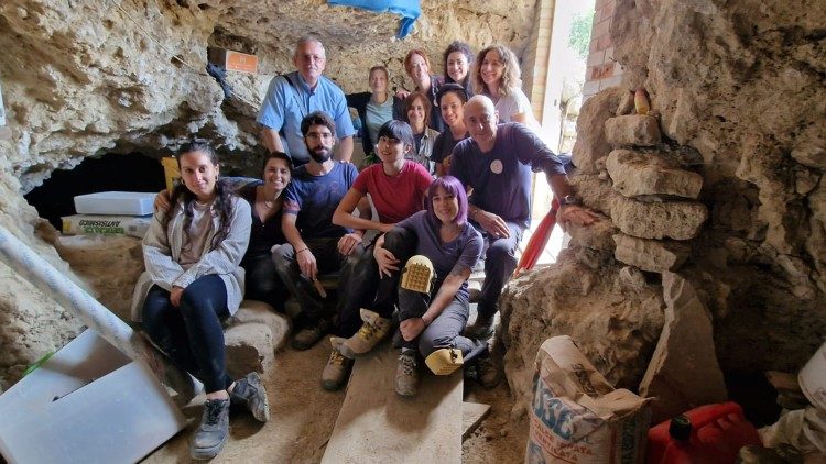  Monseñor Iacobone con el equipo de arqueólogos sobre la excavación de las catacumbas de santa Sofía en Canosa di Puglia