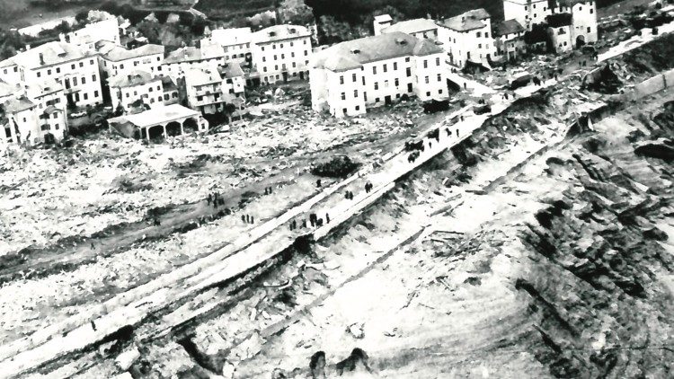 Il desolante panorama di Longarone dopo la tragedia della diga del Vajont. Foto archivio L'Amico del popolo