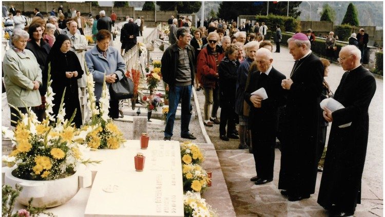 Cimitero delle Vittime del Vajont, 1996. Don Pietro Bez (il primo a destra) con il vescovo di Belluno-Feltre Pietro Brollo