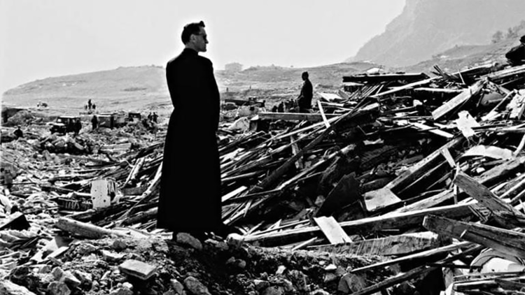Don Pietro Bez pochi giorni dopo il disastro, davanti alle macerie di Longarone